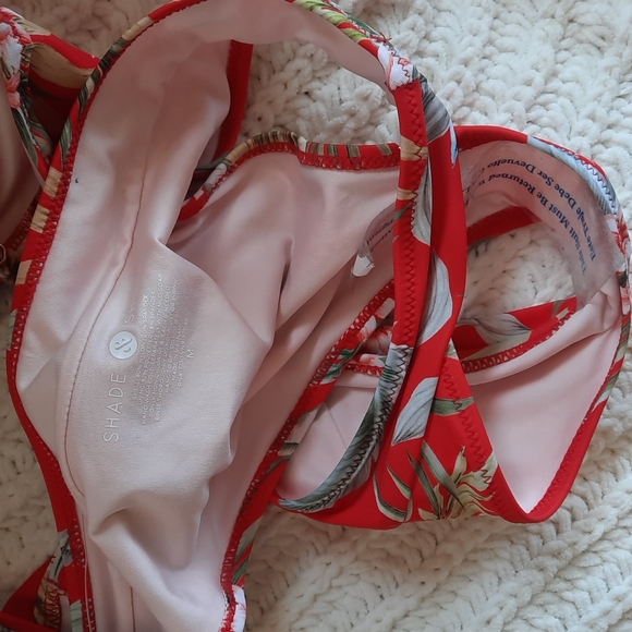 Shade and Shore 34C M Red White Green Plant Flower - Picture 6 of 9